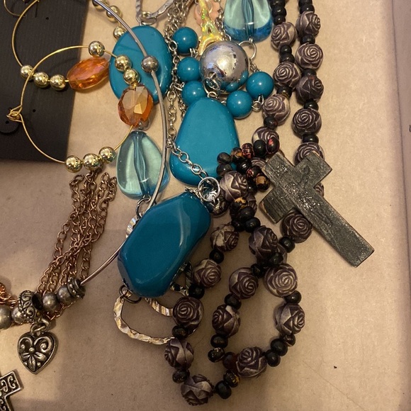 Assorted jewelry. Some are more expensive than others so please look at pictures - Picture 4 of 11